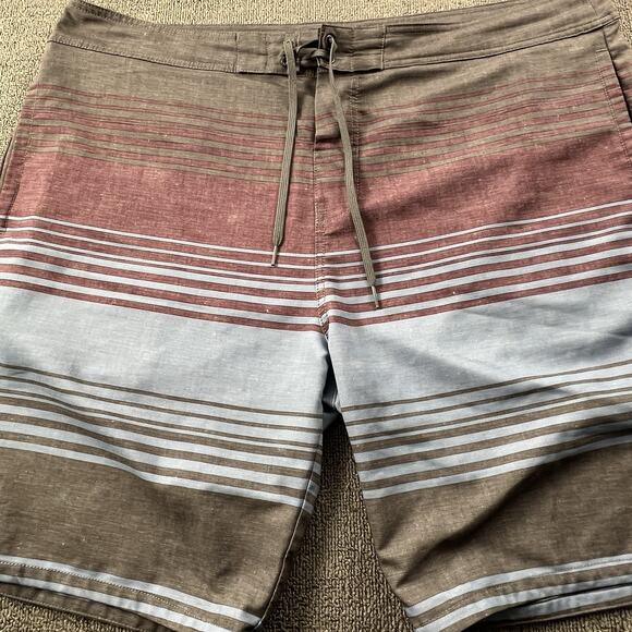Travis Mathew Shorts Adult Size 42 Striped Boardshorts Active Casual Men's - Picture 6 of 14